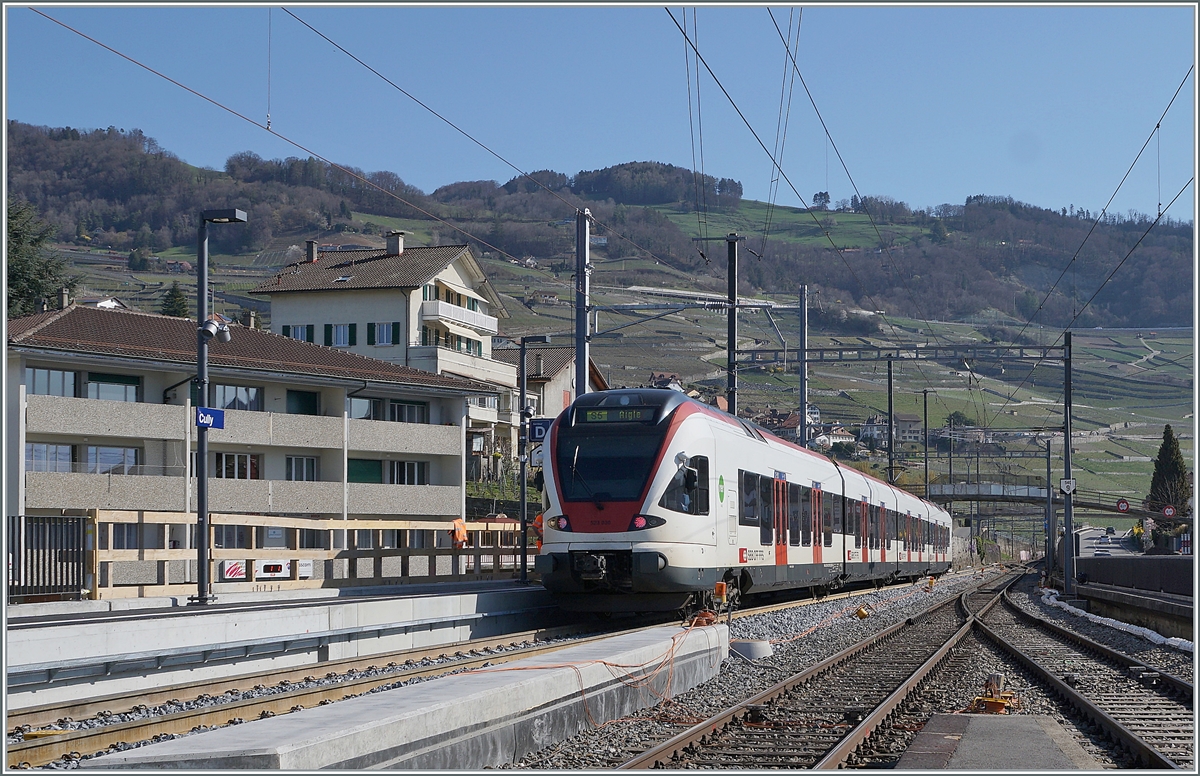 Ein SBB RABe 523 FLIRT verlässt den im Umbau befindlichen Bahnhof von Cully.

1. April 2021