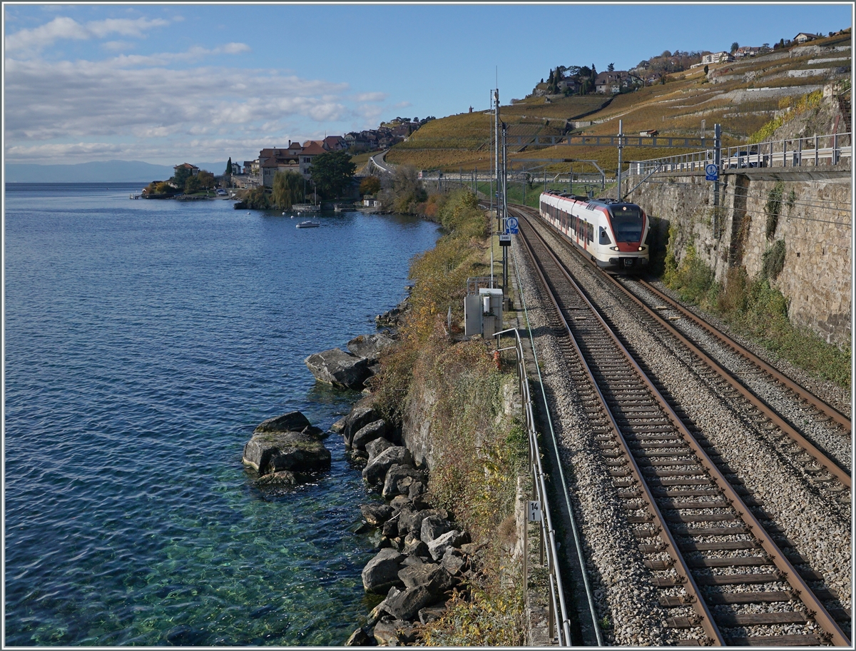 Ein SBB RABe 523 Flirt ist kurz nach Rivaz auf dem Weg nach Aigle und wird in Kürze St-Saphorin erreichen.

8. Nov. 2021