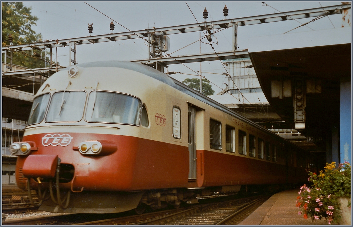 Ein SBB RAe II verlässt als IC 426  Cisalpin  Bern in Richtung Frasne, wo ein TGV Anschluss nach Paris besteht. 

Analogbild vom 19. Sept. 1984