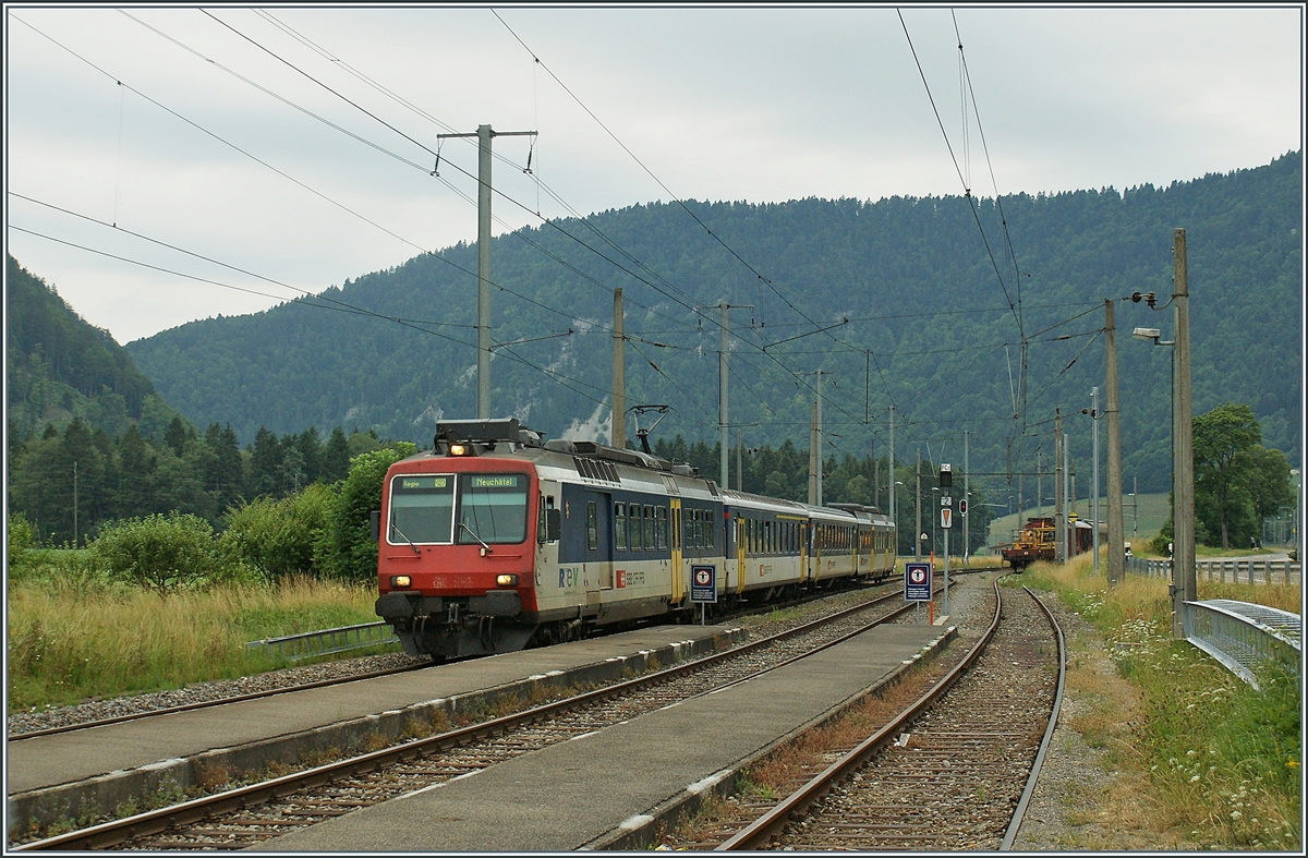 Ein SBB RBDe 560  Colibri  mit der Aufschrift REV erreicht Noiraigue. Der im Kanton Waadt wohl berzhlige Zug ist als Regionalzug von Buttes nach Neuchtel unterwegs. 

22. Juli 2010 