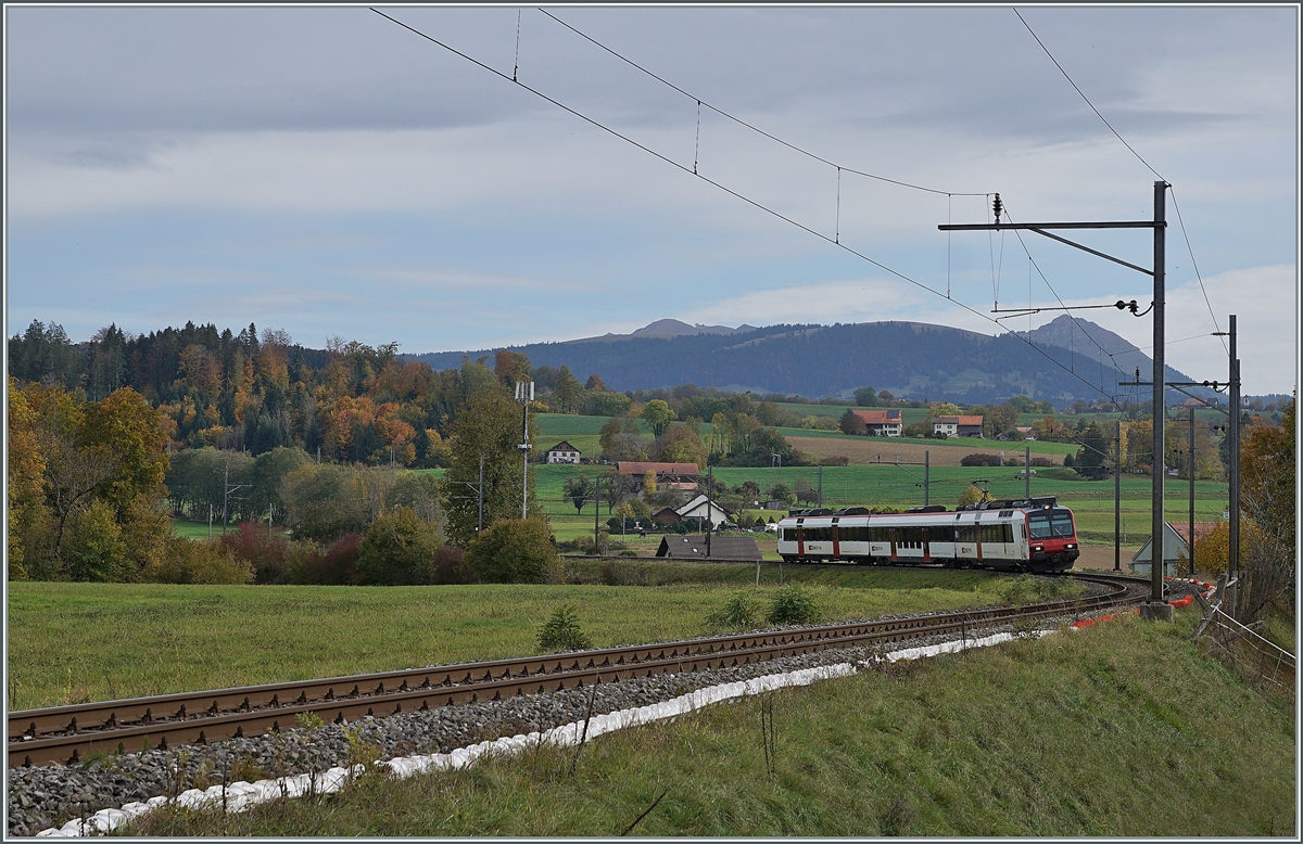 Ein SBB RBDe 560  Domino  nach Kerzers erreicht in Kürze Palézieux Village. 

22. Okt. 2020