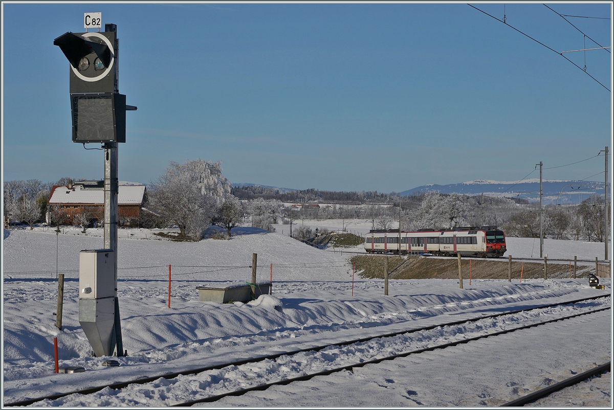 Ein SBB RBDe 560  Domino ist als RE bei der Kreuzungsstation Vuisternens-devant-Romont auf dem Weg nach Romnont. Weit im Hintergrund ist sogar noch der Jura zu erkennen. 

23. Dezember 2021