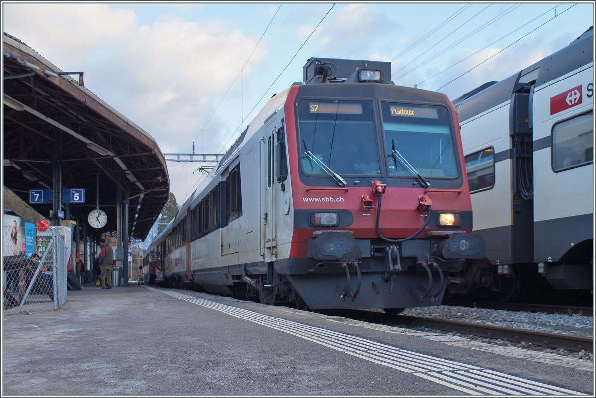 Ein SBB RBDe 560  Domino  wartet als S7 in Vevey auf die Abfart nach Puidoux. 

4. Feb. 2023