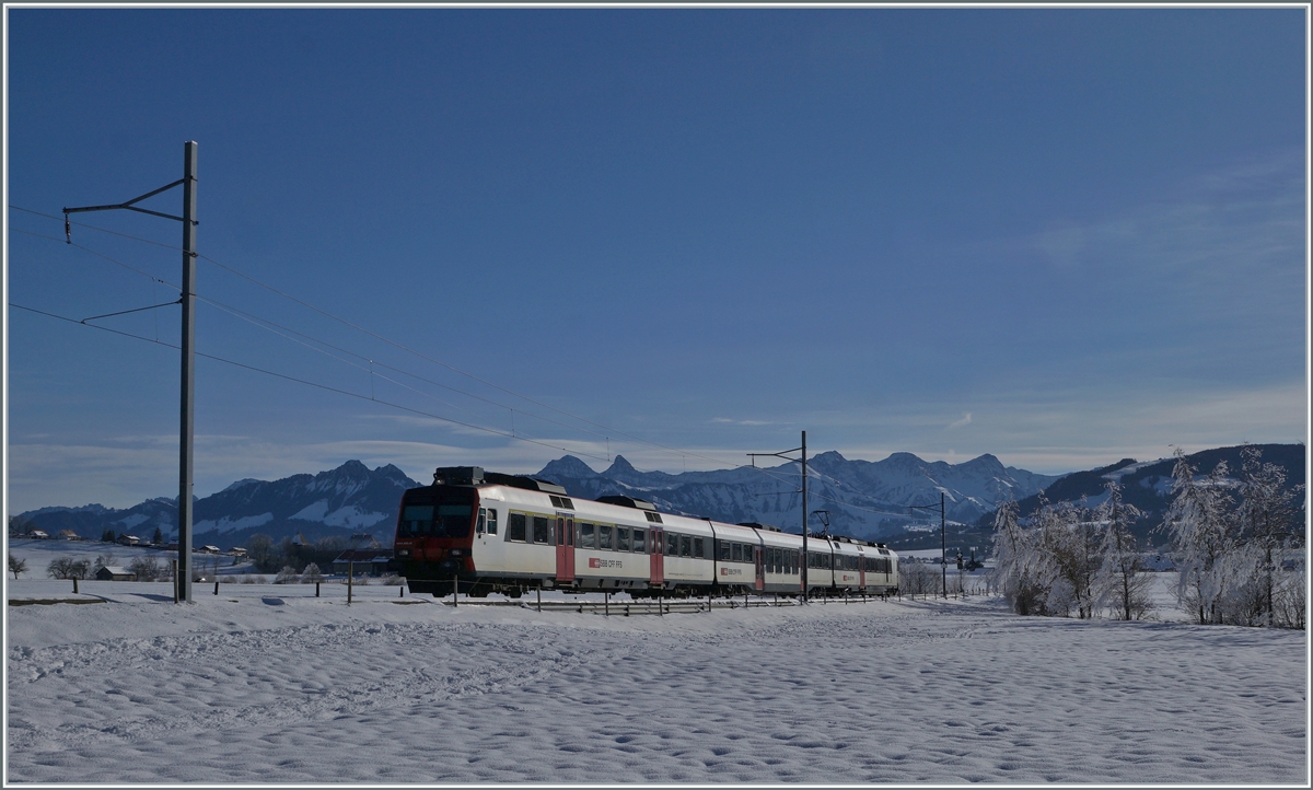 Ein SBB RBDe 560 ist zwiwschen Vaulruz und Sâles als Leermaterial-Zug auf dem Weg nach Romont. 

23. Dezember 2021