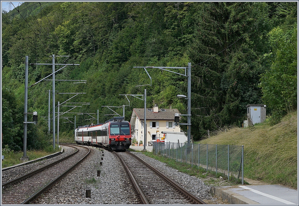 Ein SBB RDe 560  Domino  verlässt Champ-Du-Moulin in Richtung Buttes.

13.08.2019