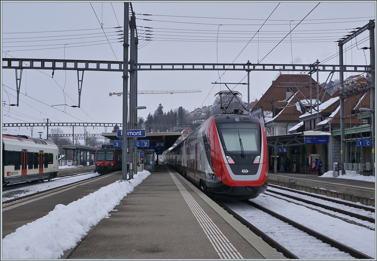 Ein SBB Twidexx RABe 502 ist in Romont als IC1 auf der Fahrt von Genève Aéroport nach St.Gallen. Doch das doppelstöckige Pendeln, hier fachmännisch  Wanken  genannt, will dem Zug nicht so recht gelingen

22. Dez. 2021