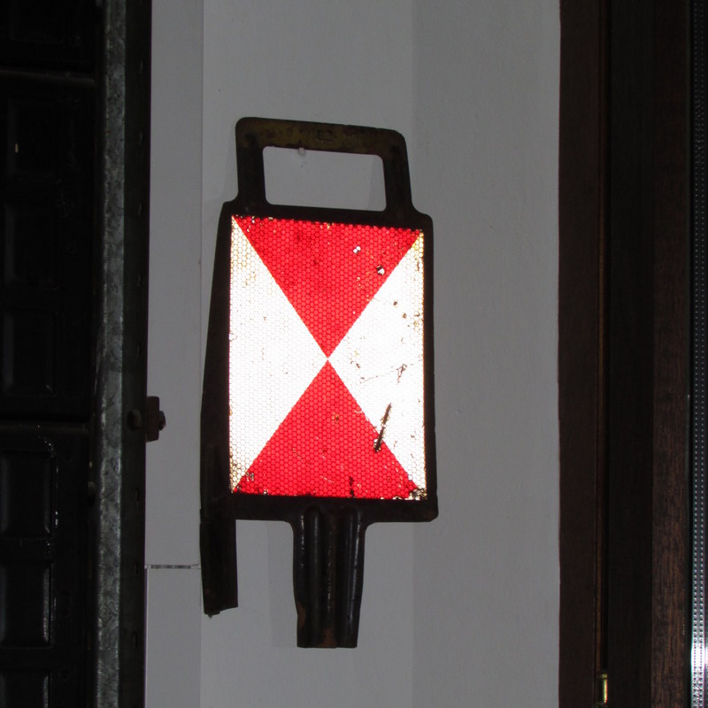 Ein Schlusssignal f�r G�terz�ge h�ngt im Stellwerk von Weiterstadt am 31.Dez.2013