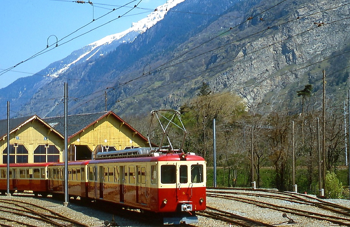 Ein Schnappschuss aus dem nach Le Chatelard fahrenden Zug: BDeh 4/4 5 im Depot Vernayaz (Mai 1980)