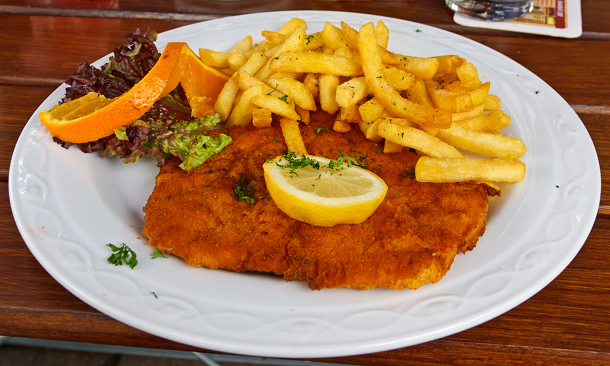 
Ein Schnizel  Wiener Art  gab es im Biergarten vom Restaurant  Zum Güterschuppen  in Runkel am 26.05.2014. Und geschmeckt hat es sehr gut.