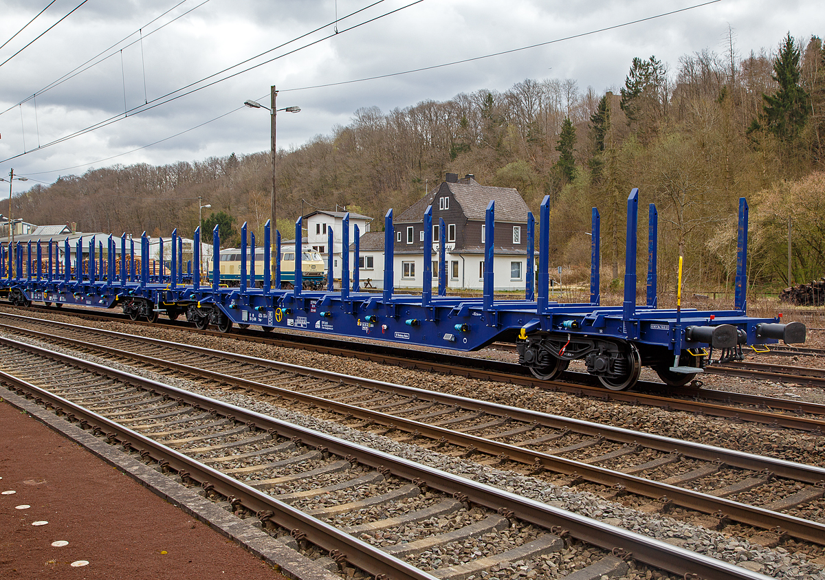 Ein sehr neuer Wagon....
Vierachsiger Drehgestell-Flachwagen mit Niederbindeeinrichtung, 37 80 4724 176-5 D-ERR, der Gattung Snps 7, der Vermietungsfirma ERR European Rail Rent GmbH (Duisburg), abgestellt am 06.04.2022, für die nächste Beladung Fichten-Rundholz, beim Kleinbahnhof Scheuerfeld/Sieg der Westerwaldbahn (WEBA). 

Der Wagen wurde 2022 vom bulgarischen Unternehmen Transwagon-AB (ТРАНСВАГОН АД) in der Hafenstadt Burgas gebaut.

Der Wagen ist für den Rundholztransport sowie für den Transport von Stahlprodukten, er besitzt 12 feste Rungenpaare und 9 Niederbindeeinrichtungen mit Spanngurte (Gurt-Windensystem).

TECHNISCHE DATEN (laut Anschriften):
Gattung: Snps
Spurweite: 1.435 mm (Normalspur)
Länge über Puffer: 22.860 mm
Drehzapfenabstand: 16.560 mm
Radsatzstand in den Drehgestellen: 1.800 mm
Laufraddurchmesser: 920 mm
Ladelänge:  21.600 mm
Ladefläche: ca. 57 m²
Eigengewicht: 25.700 kg 
Max. Zuladung: 64,3 t (ab Streckenklasse D) 
Max. Geschwindigkeit: 100 km/h / 120 km/h (leer)
Kleinster Gleisbogenhalbmesser: 75 m
Bauart der Bremse: KE-GP-A (K); Max 59 t
Bremssohle: C 810
Handbremse: Ja
Intern. Verwendungsfähigkeit: TEN-GE / G1

Bedeutung der Gattungsbezeichnung (Snps) :
S = Flachwagen mit Drehgestellen in Sonderbauart
n = Lademasse bei Lastgrenze C: m > 60 t
p = ohne Borde
s = zugelassen für Züge bis 100 km/h