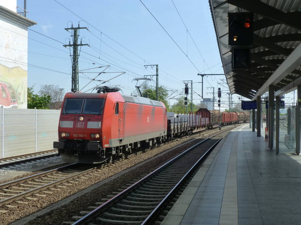 Ein seltenes Bild: eine von hunderten 185ern mir einem G�terzug, fotografiert vom Bahnsteig eines Bahnhofes. 10.5.16