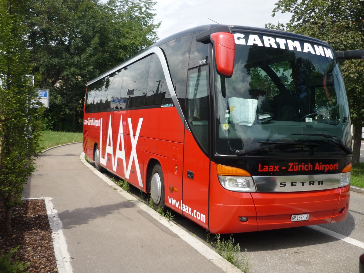 Ein Setra S 415 HD aus Zrich /CH. in Sindelfingen beim Bahnhof