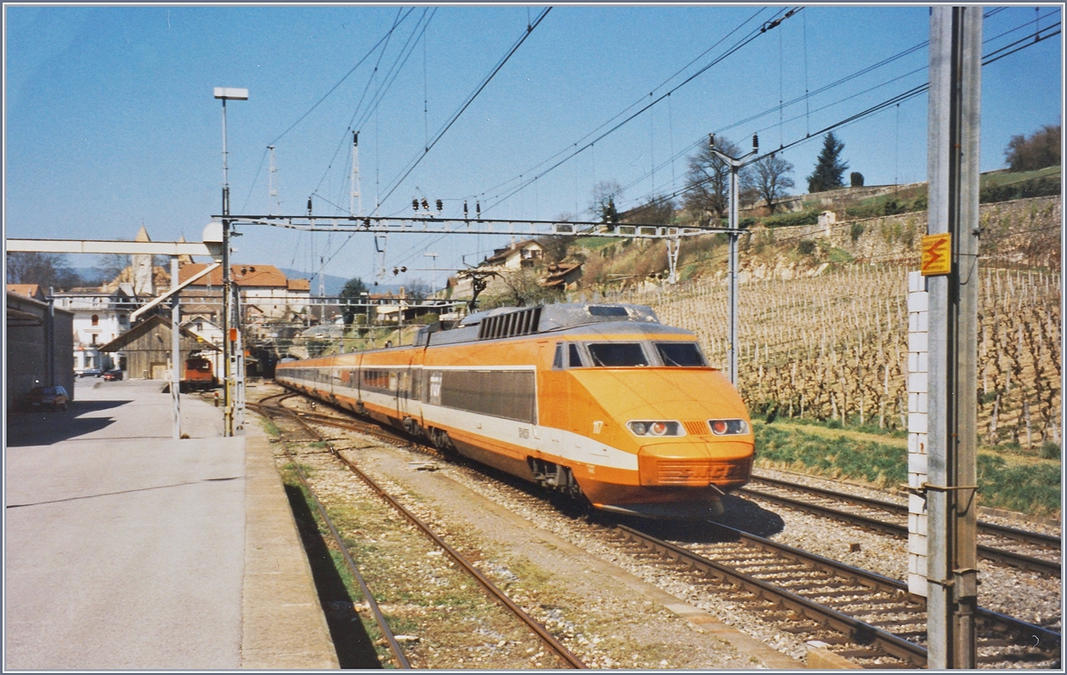 Ein SNCF TGV auf der Fahrt von Lausanne nach Paris bei der Durchfahrt in La Sarraz. 

April 1995