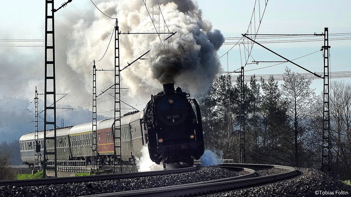 Ein Sonderzug mit einer Dampflok und historischen Wagen verkehrte anl�sslich des 50 j�hringen Jubil�ums des Modellbahnvereins Sonneberg am 9.April 2016 von Sonneberg �ber Lichtenfels und Erfurt nach Meiningen und �ber Eisfeld wieder zur�ck nach Sonneberg.
Aufgenommen n�rdlich von Gundelsdorf. 
Platz 3 (Bild des Monats) April.2016
