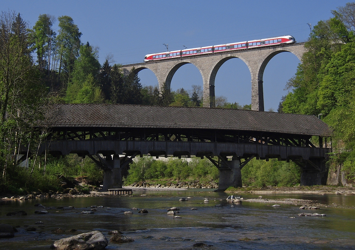 Ein Stadler FLIRT der SÜDOSTBAHN als S9 23934 von Wil nach Nesslau-Neu St. Johann überquert am 30.04.2011 bei Lütisburg den tief eingeschnittenen Hammertobel auf dem Guggenloch-Viadukt.