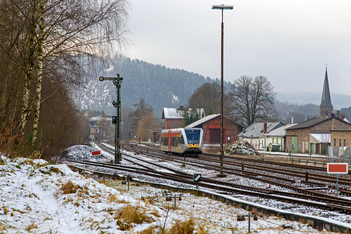 
Ein Stadler GTW 2/6 der Hellertalbahn fährt als RB 96  Hellertal-Bahn  (Betzdorf-Herdorf-Haiger-Dillenburg) am 04.01.2015 vom Bahnhof Herdorf weiter in Richtung Neunkirchen.