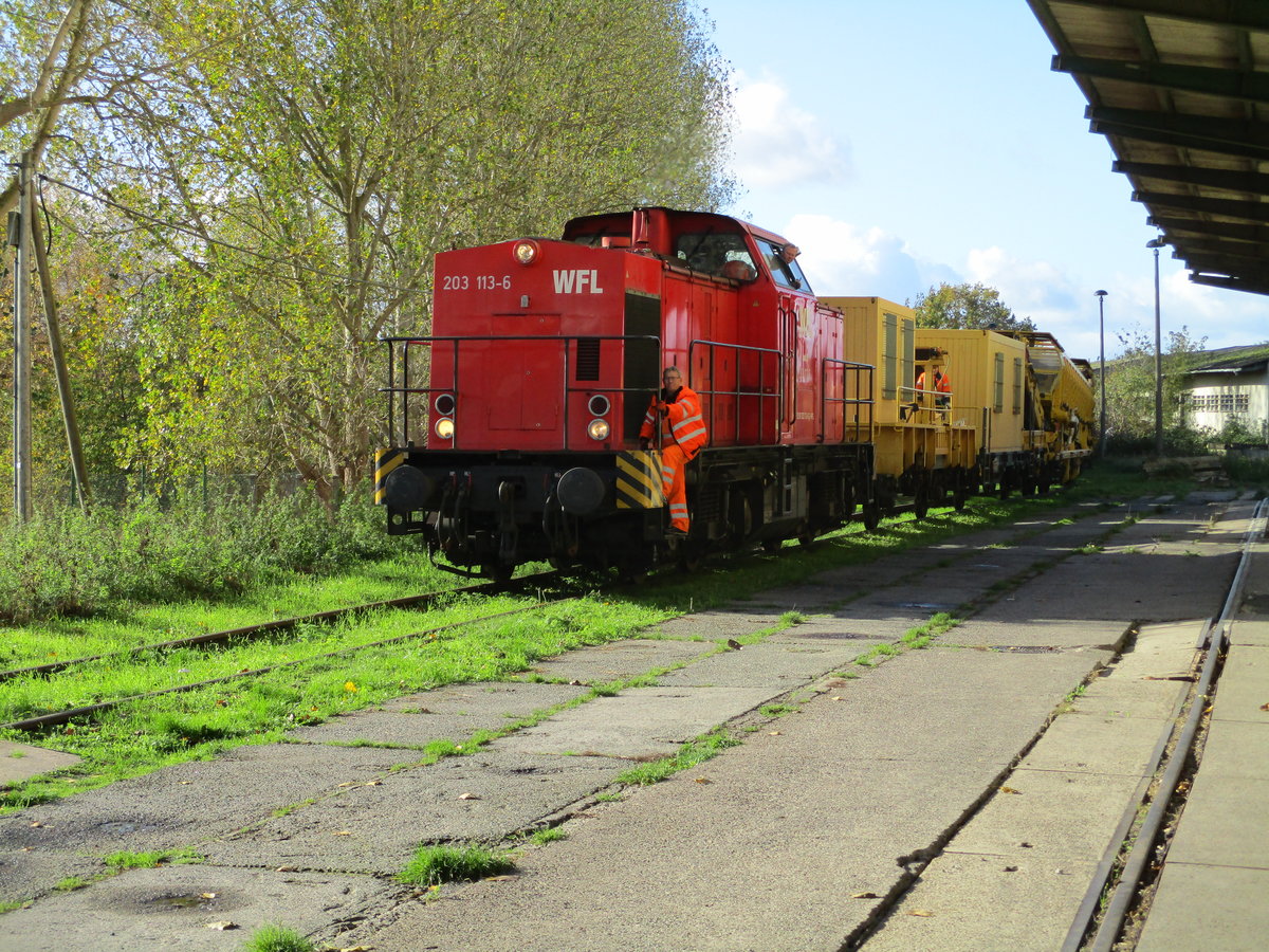 Ein Stückchen weiter in Grimmen Schützenplatz zog die WFL Lok Nr.21,am 28.Oktober 2019 immer noch.