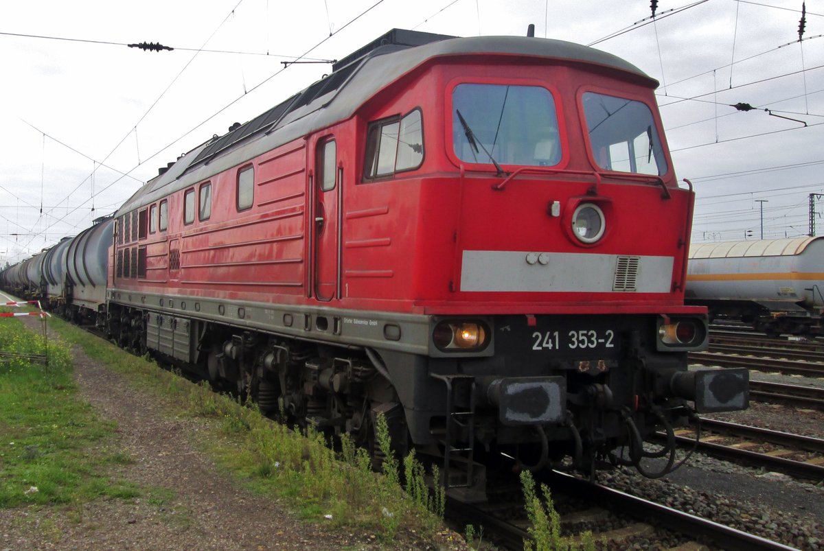 Ein Superludmilla in Grosskorbetha am 20 September 2015: 241 353 (ex 132 353) wartet mit ein Kesselwagenzug der Abfahrt. 