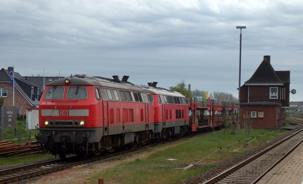 Ein SyltShuttle Autozug rangiert aus dem Bahnhof Westerland(Sylt) raus.
Aufgenommen im Mai 2015.