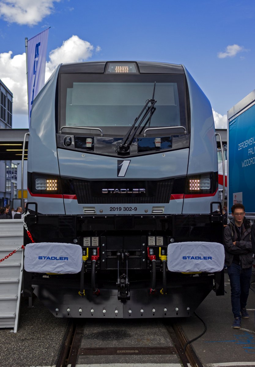 Ein Teil der Gleise auf dem Berliner Messegelnde sind recht beengt und die dort aufgestellten Fahrzeuge sind recht schwierig zu fotografieren. So war die Stadler EURO 900 mit der Nummer 90 80 2019 302 nur frontal zu fotografieren.