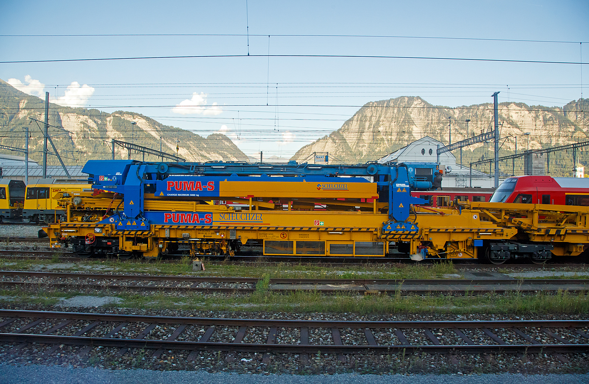 Ein Teil vom Gleisverlege-Zug Puma S der Scheuchzer SA, ein MATISA Gleisumbauzug vom Typ P 95, Fahrzeug-Nr. CH-SCHEU  99 85 93 11 000-5 abgestellt am 05.09.2021 beim Bahnhof Landquart, aufgenommen aus dem Zug heraus.