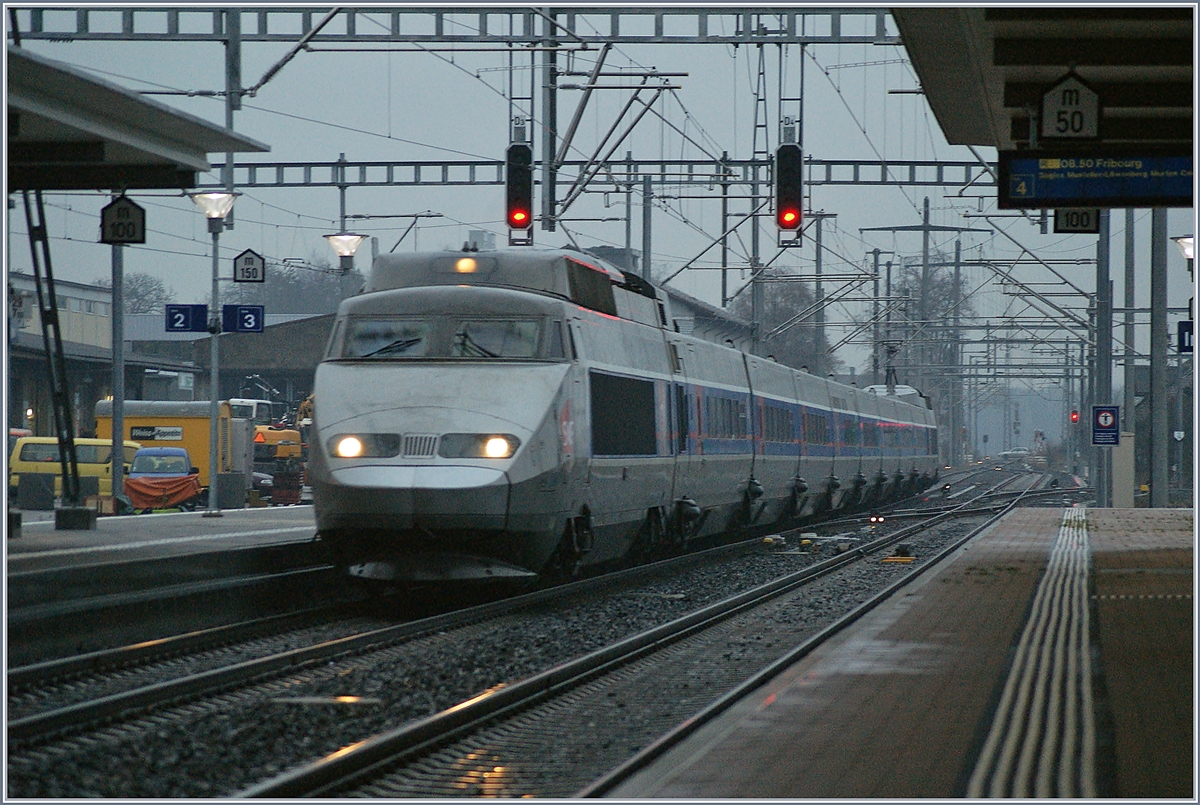 Ein TGV Lyria auf dem Weg von Bern nach Paris (via Pontarlier) bei der Durchfahrt in Ins bei einem Wetter, welches sich etwas unvorteilhaft auf die Bildqualität auswirkt. 

7. Dez. 2009