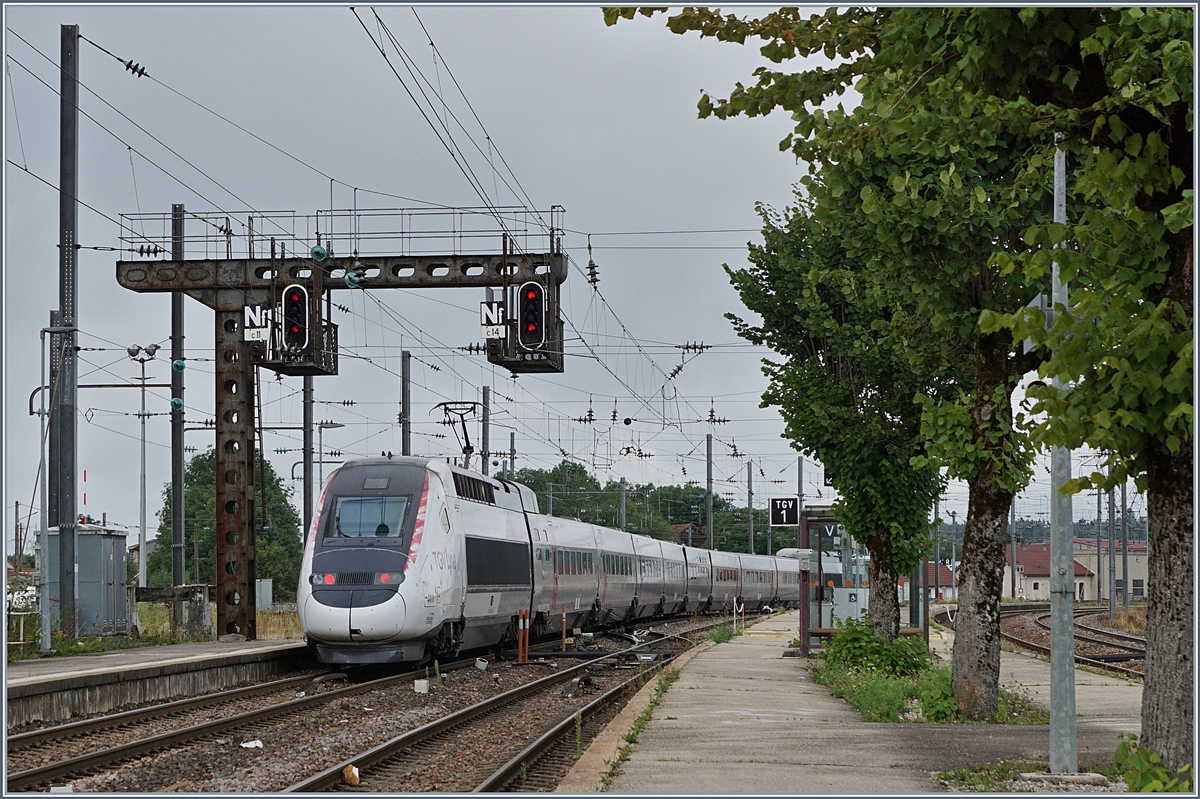 Ein TGV Lyria von Paris nach Lausanne verlässt Frasne. 

13. Aug. 2019