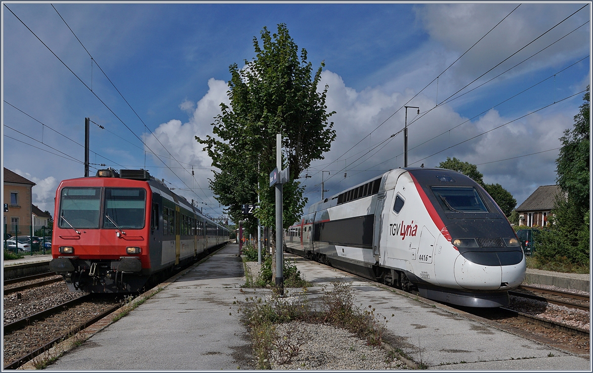 Ein TGV POS nach Lausanne vermittelt Anschluss an den SBB NPZ nach Neuchâtel. Ab dem kommenden Fahrplanwechsel verkehren bei Lyria nur noch TGV Duplex und der SBB  Colibri  wird durch einen RABe 522 ersetzt. 

Links im Bild der RE 18123 nach Neuchâtel (ab 10:53) und rechts im Bild der TGV Lyria 9261 bei der Ankunft (an 10:42) in Frasne.

13. August 2019 