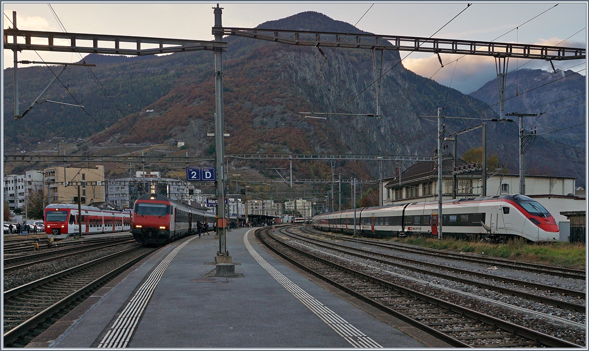 Ein TMR  NINA, ein SBB IR nach Brig und der neue RABe 501 102 Giruno in Martigny.
30. Okt. 2017