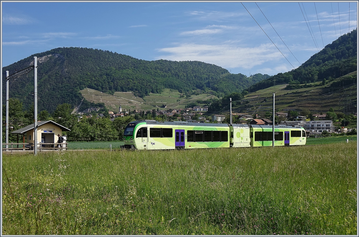 Ein TPC (AOMC ASD) BDeh 2/6 erreicht den kleinen Bahnhof von Villy.

9. Mai 2020