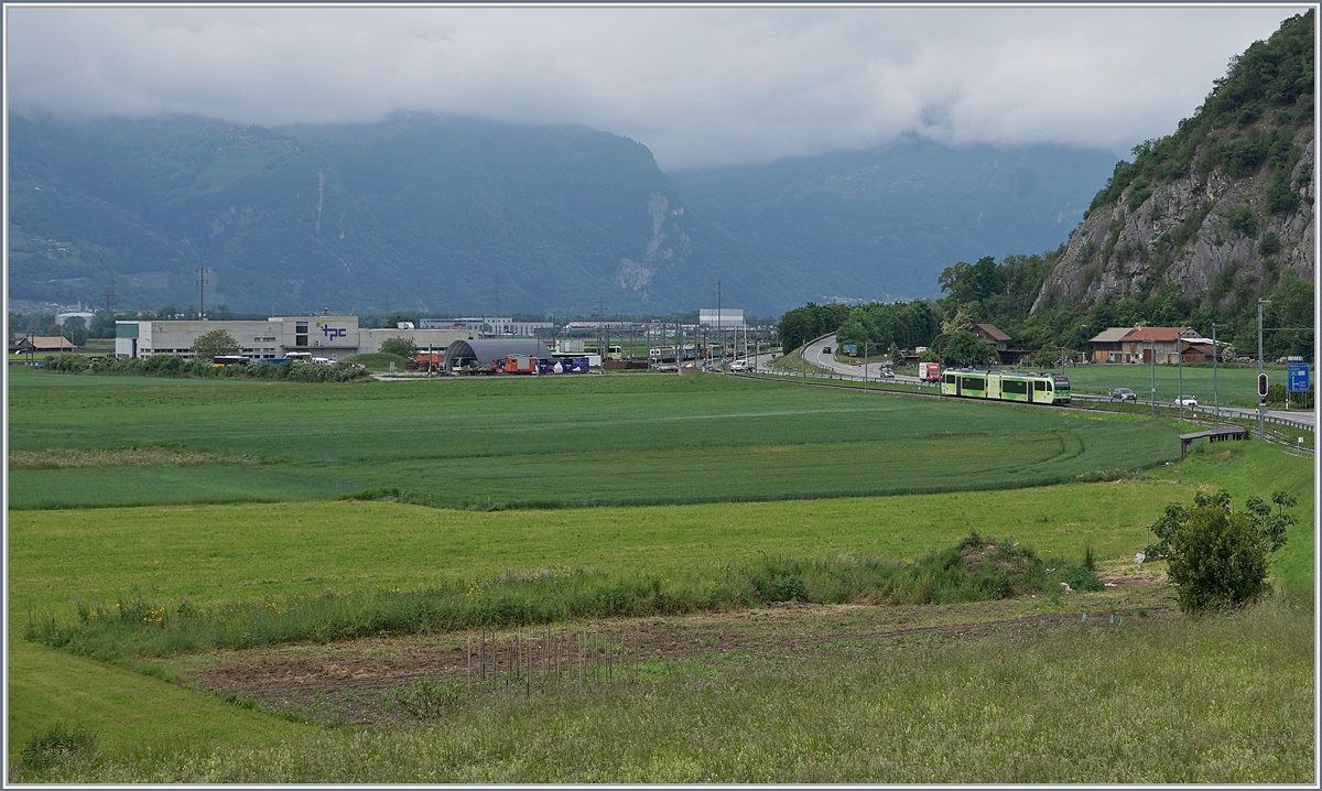 Ein TPC (AOMC/ASD GTW Bhe 2/6 ist kurz nach Aigle auf der Fahrt in Richtung Monthey, weit interessanter aber ist der Blick ins TPC Dépôt im linken Bildteil. 

14. Mai 2020