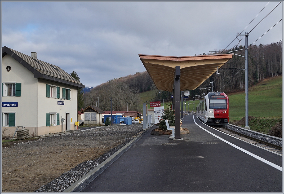 Ein TPF ABe 2/4 B Be 2/4 erreicht den neuen Bahnhof Remaufens.  

28. Dez. 2019