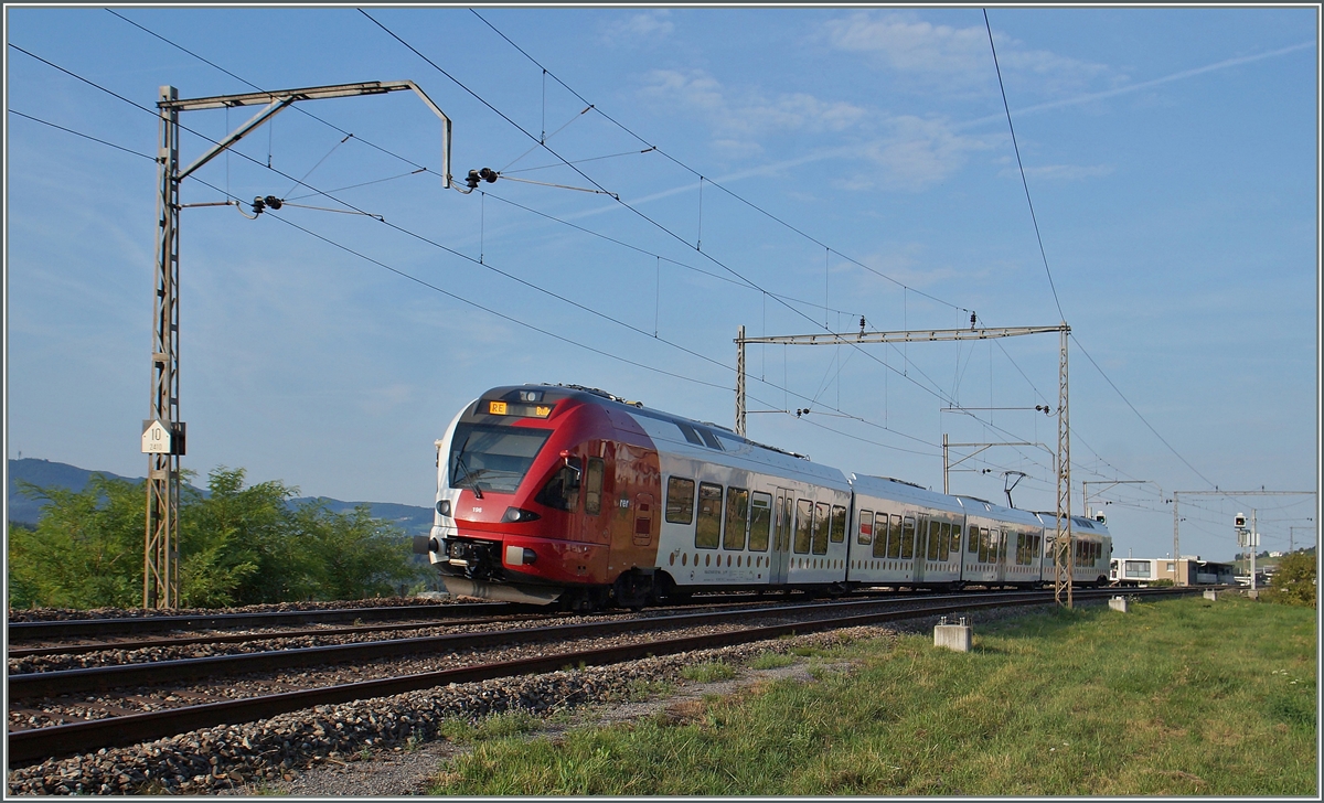 Ein TPF Flirt fährt bei Neyruz auf der Fahrt vo n Fribourg nach Bulle an den wohl letzten alten Fahrleitungsmasten zwischen St.Gallen und Genève vorbei.
6. August 2015