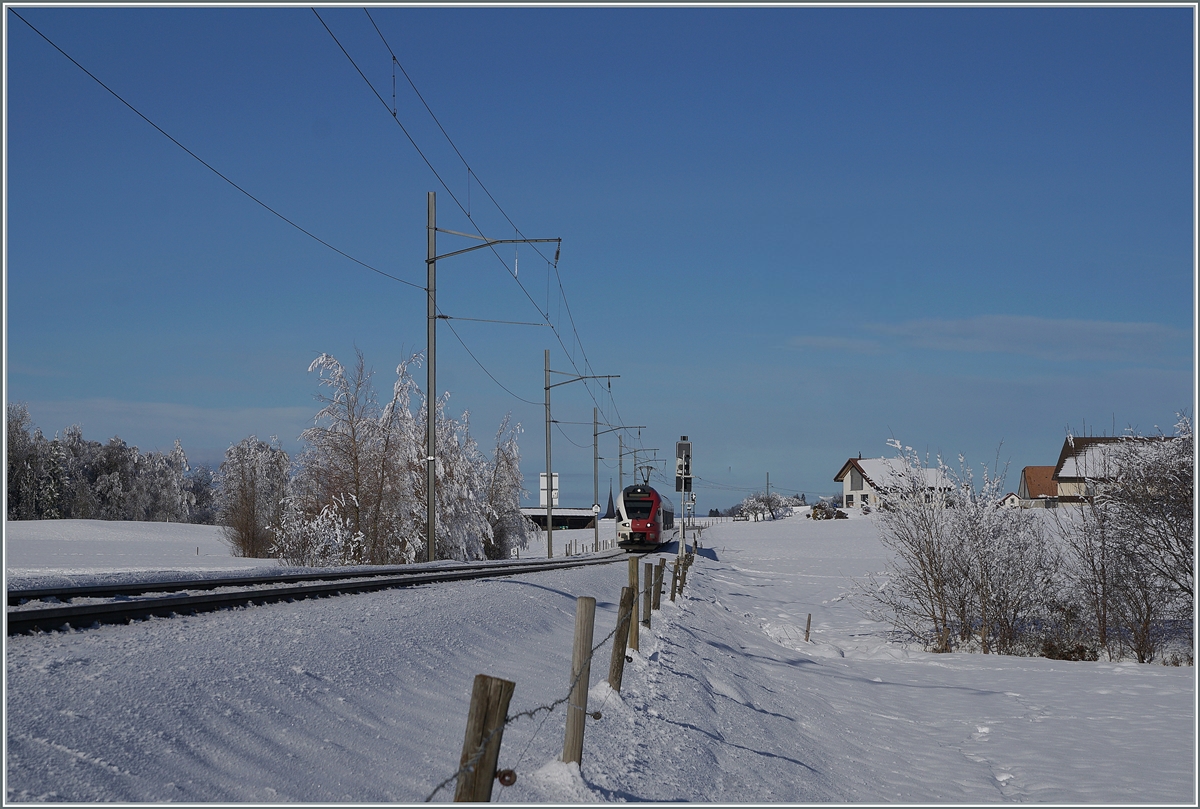 Ein tpf Flirt RABe 527 auf dem Weg nach Bulle zwischen Sâles und Vaulruz. 

23. Dez. 2021