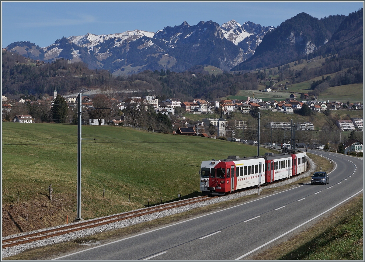 Ein TPF Meter-Spur Zug ist zwischen Broc und La Tour de Trême auf dem Weg nach Bulle. Gut einen Monat später wurde der Verkehr auf Bus umgestellt, die Strecke wird umgespurt und eineinhalb Jahre später werden hier Züge im Halbstundentakt verkehren, von Broc bis Düdignen und Bern. 

2. März 2021