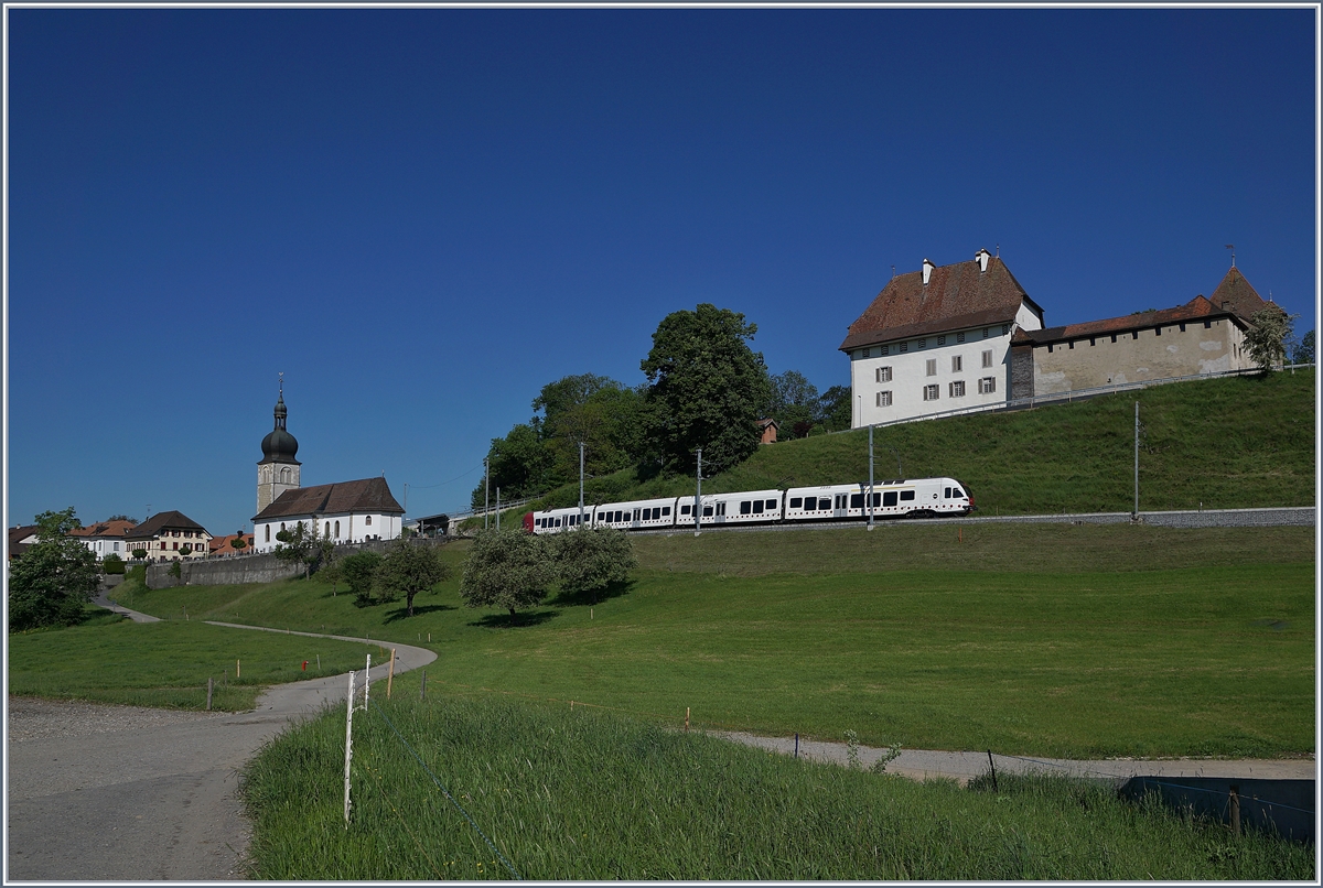 Ein TPF RABe 527 195 als RE auf der Fahrt von Bulle in Richtung Fribourg kurz vor der Dienststation Vaulruz. die früher, als hier noch Züge anhielten Vaulruz Nord hiess. Allem Anschein nach sollen aber die Zwischenhalte zwischen Romont und Bulle wieder eröffnet werden. 

19. Mai 2020