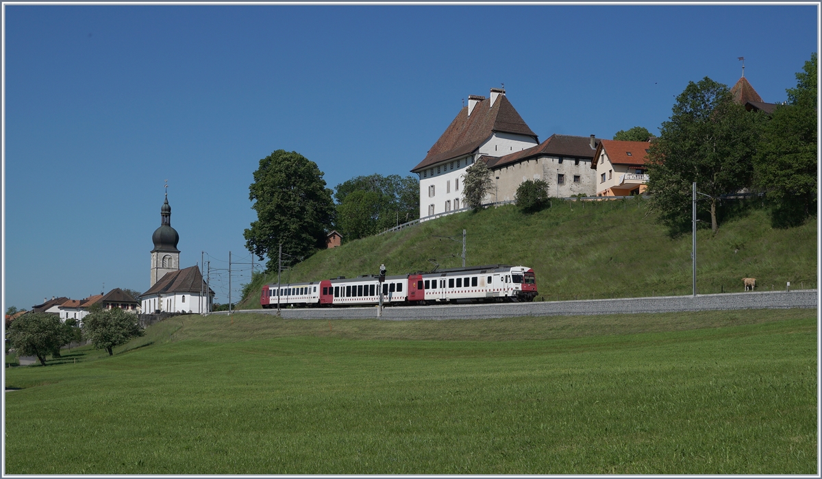 Ein TPF RBDe 567 Pendelzug ist bei Vaulruz auf der Fahrt nach Bulle. 

19. Mai 2020