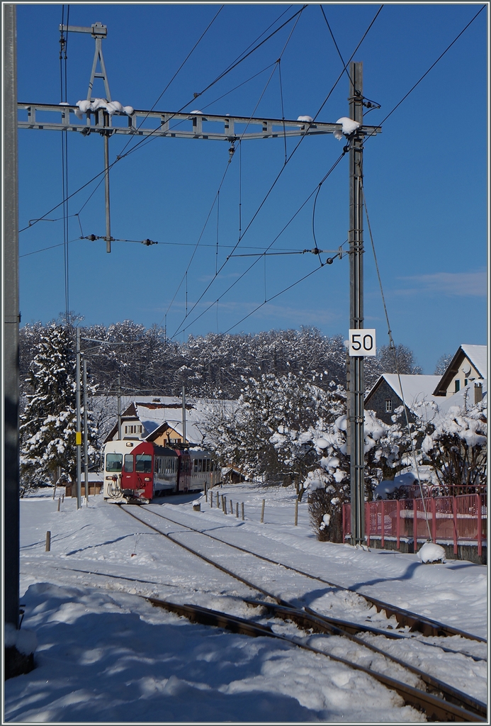 Ein TPF Regionalzug von Bulle nach Palézieux erreicht Châtel St-Denis.
21. Jan. 2015