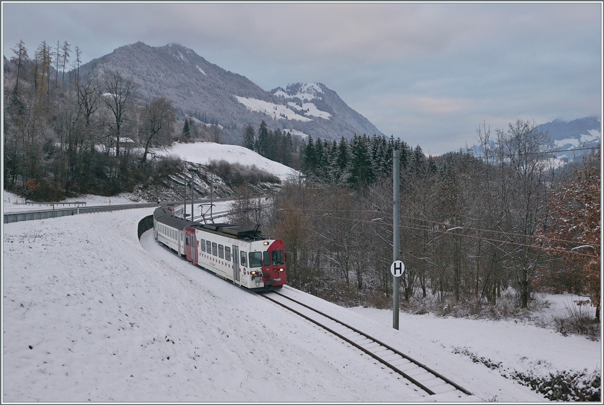 Ein TPF Regionalzug mit dem Be 4/4 121, B 207, B209 and ABt 221 bei Lessoc auf dem Weg nach  Montbovon.

3. Dezember 2020