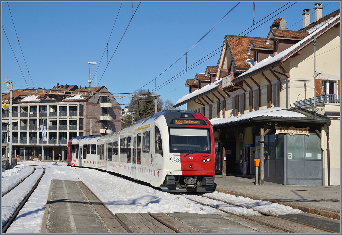 Ein TPF Regionalzug wartet in Chatel St-Denis auf die Weiterfahrt nach Montbovon. 
Der Zug kommt aus Palézieux und muss in Châtel die Fahrtrichtung wechseln. 
Etwas ausserhalb der Ortschaft ist nun eine neuer Durchgangs Bahnhof im Bau, der in naher Zukunft den aktuellen Bahnhof ersetzen wird.

16. Feb. 2019