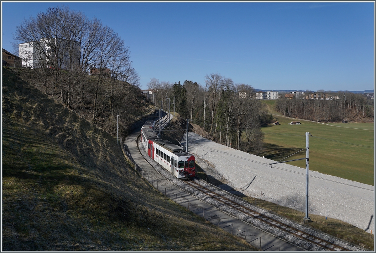 Ein TPF Regionalzug ist zwischen Broc Village und Broc Fabrique unterwegs. Obwohl das Trasse der Normalspur hier schon weit fortgeschritten ist, wird ab dem Fahrplanwechsel der Normalspurbetrieb in einer ersten Phase nur bis Broc Village aufgenommen, erst im August 2023 verkehren die Züge wieder nach Broc Fabrique. 

2. März 2021