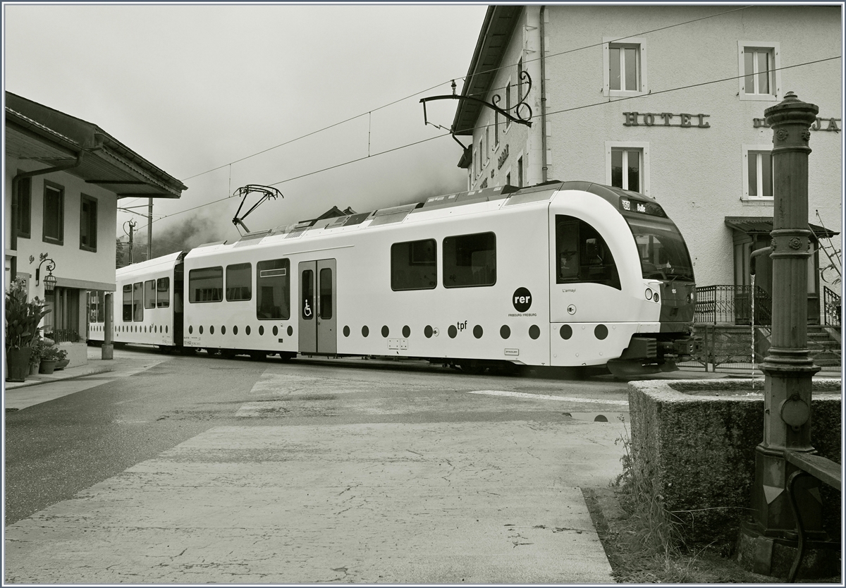 Ein TPF  SURF  als Regionalzug Montbovon - Bulle bei der Ortsdruchfahrt in Montbovon.
14. Sept. 2018