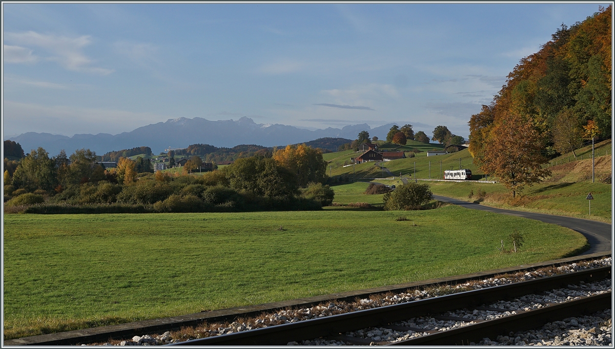 Ein TPF SURF Regionalzug von Palézieux nach Bulle zwischen Châtel St-Denis und Semsales.

22. Okt. 2020