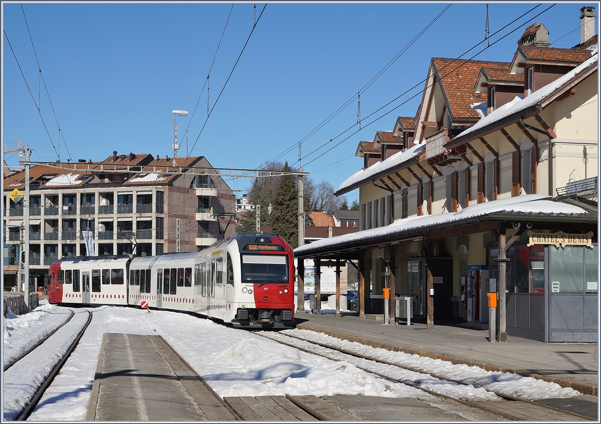 Ein TPF Surf verlässt den Bahnhof von Châtel St-Denis. 

15. Feb. 2019