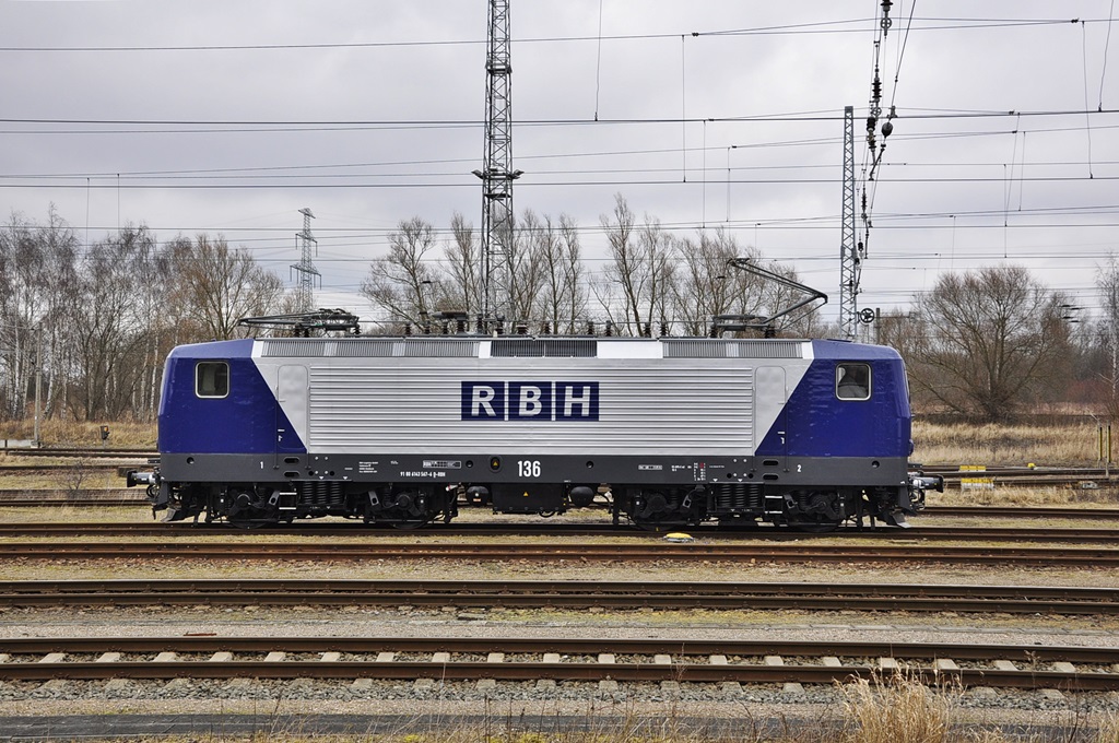 Ein Traum in Blau-Silber gab es heut führ euren Ostadmin....die 143 567 der RBH.Hier am 07.03.2016 in Rostock-Seehafen.