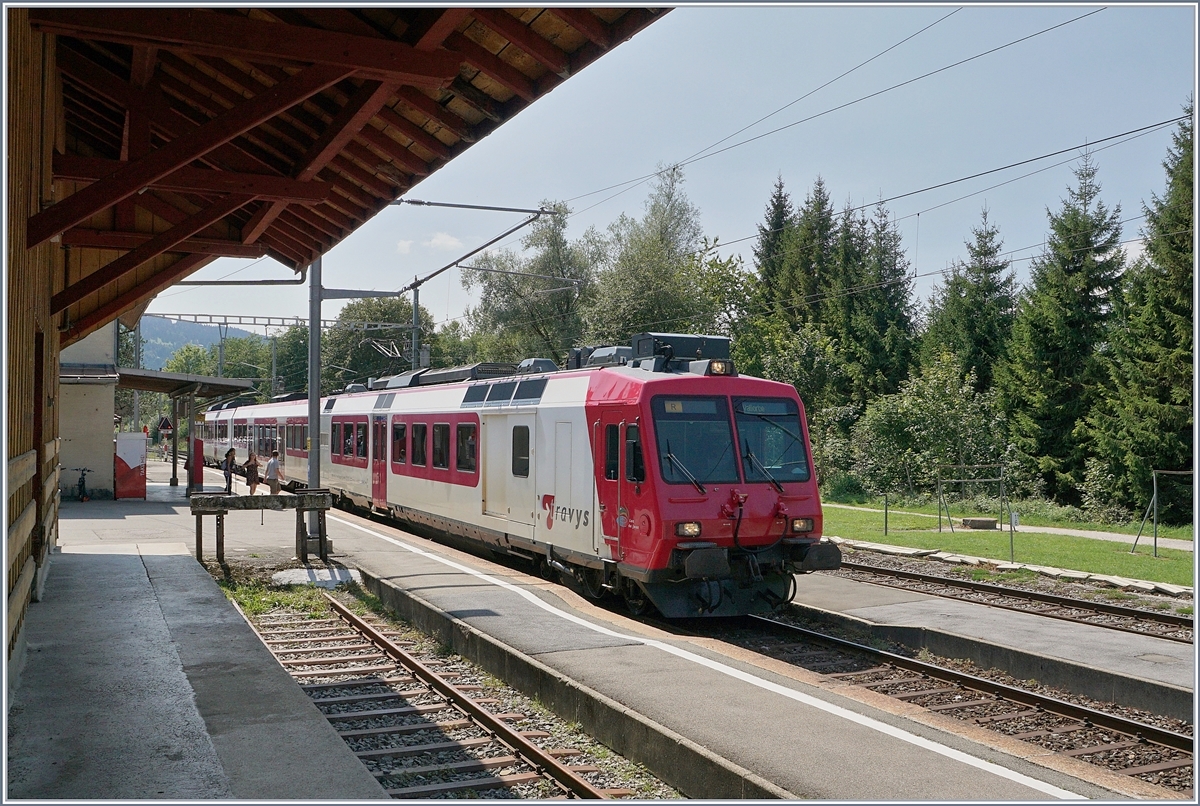 Ein TRAVYS RBDe 560  Domino  nach Vallorbe beim Halt in Le Pont. 

28. Aug. 2018