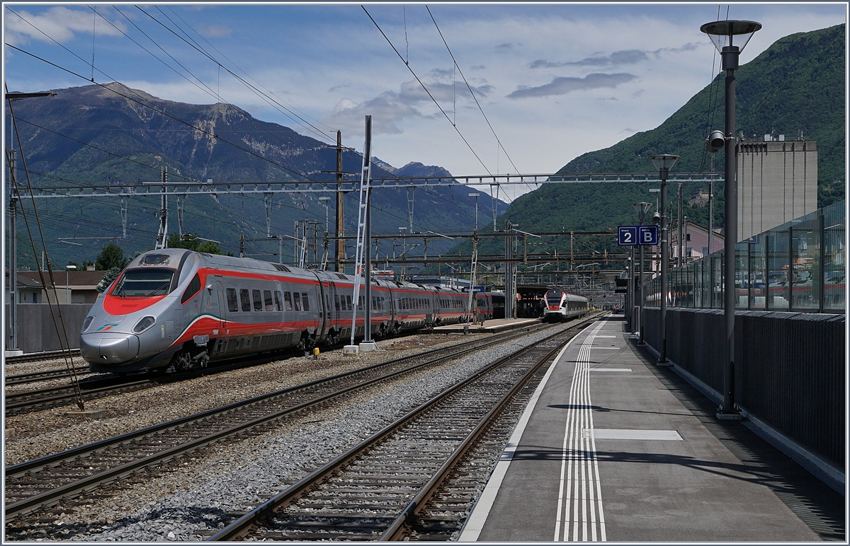 Ein Trenitalia ETR 610 auf seiner Fahrt Richtung Zürich bei der Durchfahrt in Giubiasco.
20. Mai 2017