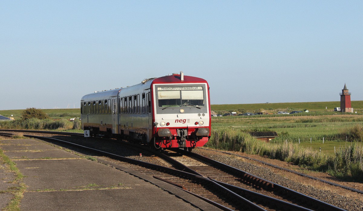 Ein Triebwagen der Neg bei der Durchfahrt durch den Haltepunkt Dagebüll (Wird nur bei Sturmflutlage bedient wenn die Zufahrt auf die Mole nicht möglich ist) 21.07.2013