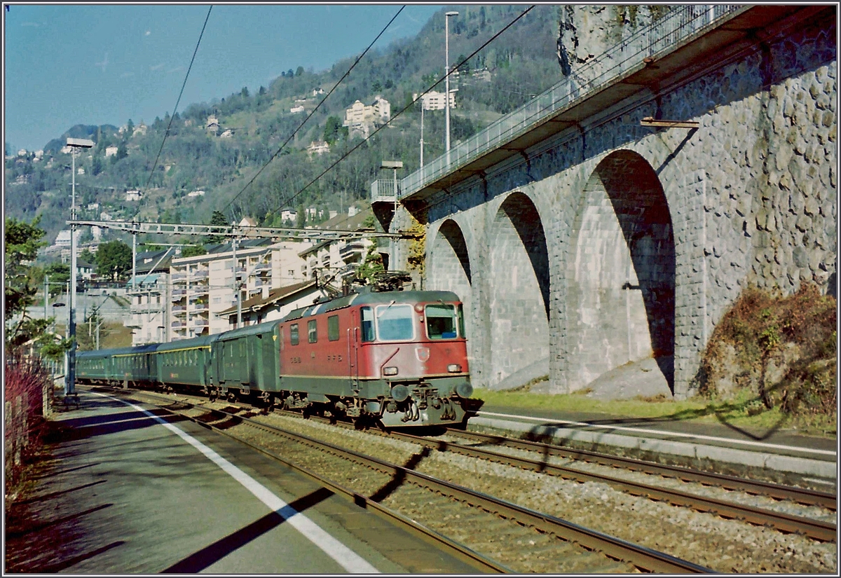 Ein typischer SBB Schnellzug der 1980er wie sie teilweise noch bis in die früheren 2000 Jahre zu sehen waren: Re 4/4 II; D, zwei A und einige B; das Bild entstand im Jan. 2000 bei der Haltestelle Veytaux-Chillon.