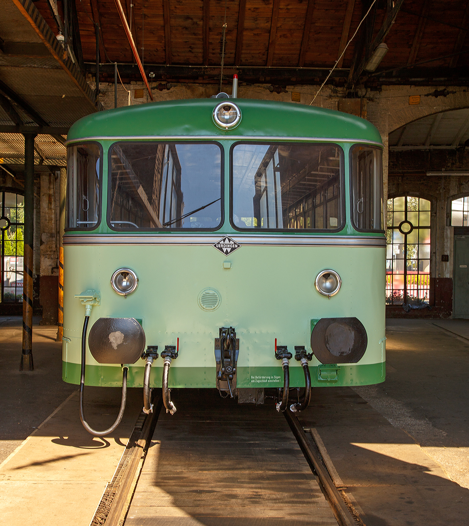 
Ein Uerdinger-Schienenbus in der Farbgebung der Kleinbahn Weidenau-Deuz als KWD VT 26, hier am 30.08.2015 im Lokschuppen von dem Südwestfälisches Eisenbahnmuseum in Siegen

Es ist aber nicht das Original, denn dies wäre ein VT 95 – BR 795 (und nicht ein VT 98 – BR 796 / BR 798). 

Das Original wurde 1956 von der Waggonfabrik Uerdingen unter der Fabriknummer 62482 gebaut und bei der Kleinbahn Weidenau - Deuz in Betrieb als VT 26 genommen. Dort fuhr er bis zur Stilllegung des Personenverkehrs der Kleinbahn Weidenau - Deuz 1968 und wurde an die AKN - Altona - Kaltenkirchen - Neumünster Eisenbahn AG verkauft, wo er noch in KWD-Lackierung als VT 2.23 bis zur Verschrottung 1978 fuhr.